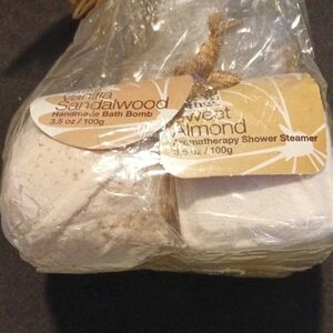 Vanilla Sandalwood Bath Bomb & Sweet Almond Shower Steamer Set